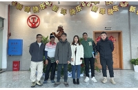 陜西海外客戶來廠了解鋰電池湘潭電機(jī)車性能